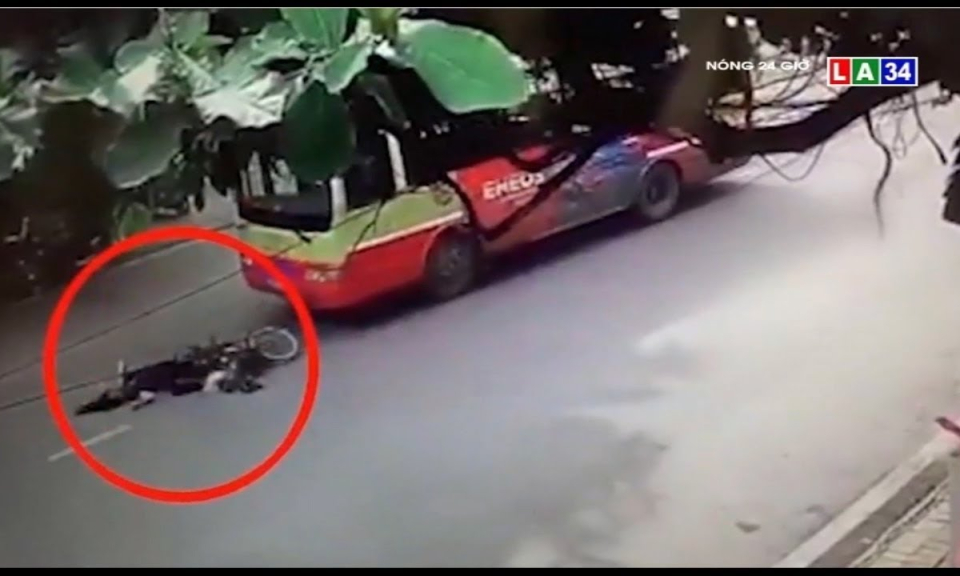 Camera nóng | Sang đường bất cẩn, người phụ nữ bị xe buýt đâm ngã văng xuống đất