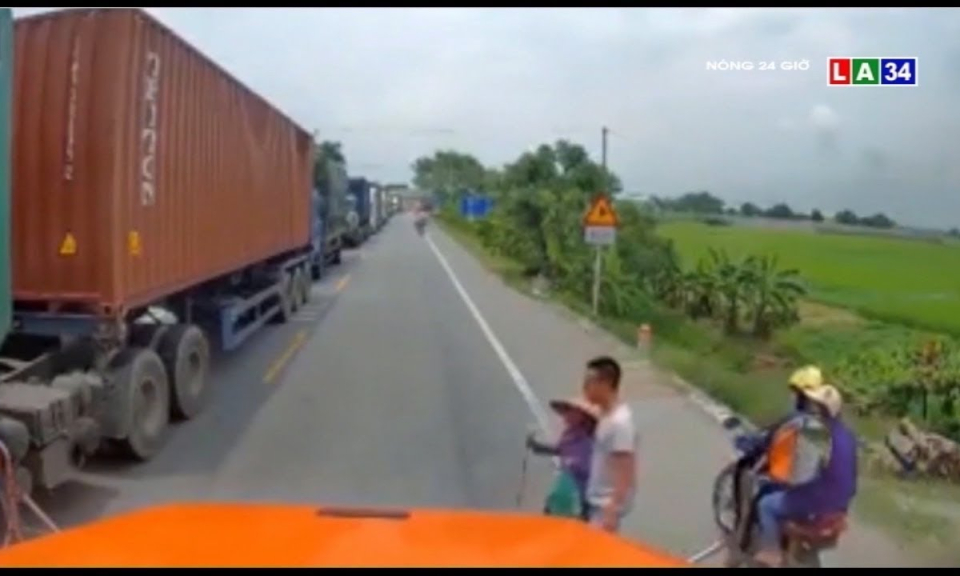 Camera nóng | &#8216;Mưa tim&#8217; cho tài xế container dừng xe dắt cụ bà qua đường