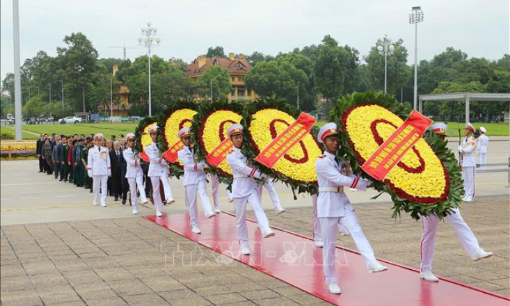 Lãnh đạo Đảng và Nhà nước vào Lăng viếng Chủ tịch Hồ Chí Minh