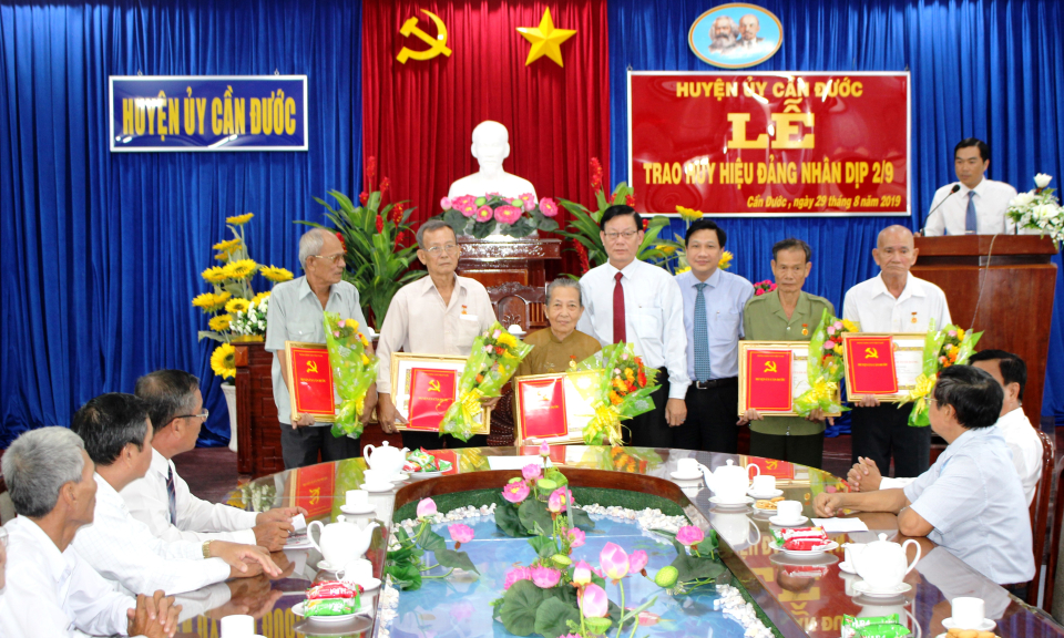 Cần Đước, Bến Lức, Tân Thạnh: Trao huy hiệu 40, 50, 55, 60 năm tuổi Đảng