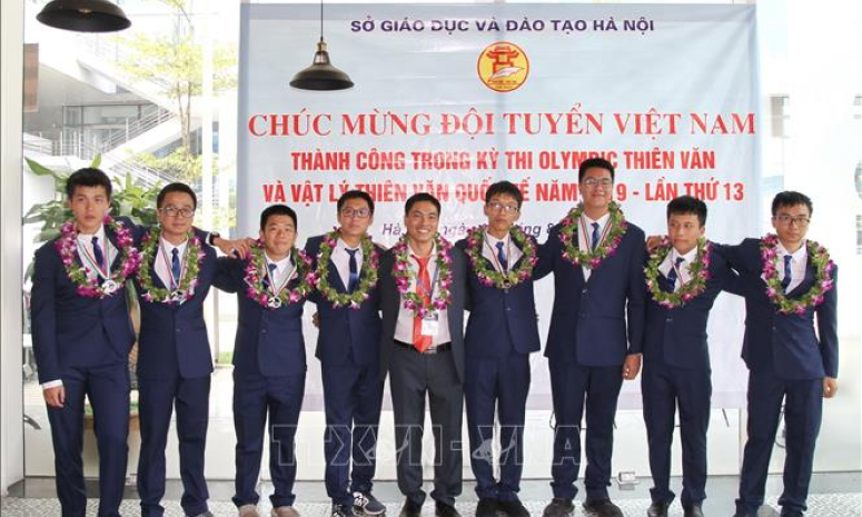 Đón đoàn học sinh Việt Nam giành thành tích cao tại Olympic quốc tế Thiên văn học và Vật lý thiên văn