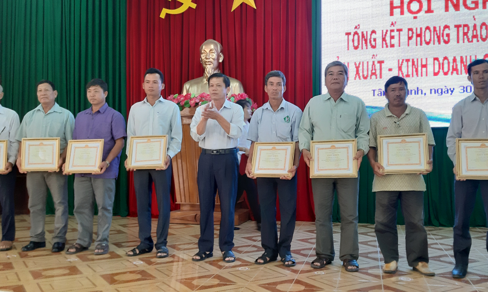 Tân Thạnh: Tổng kết phong trào nông dân sản xuất kinh doanh giỏi năm 2018