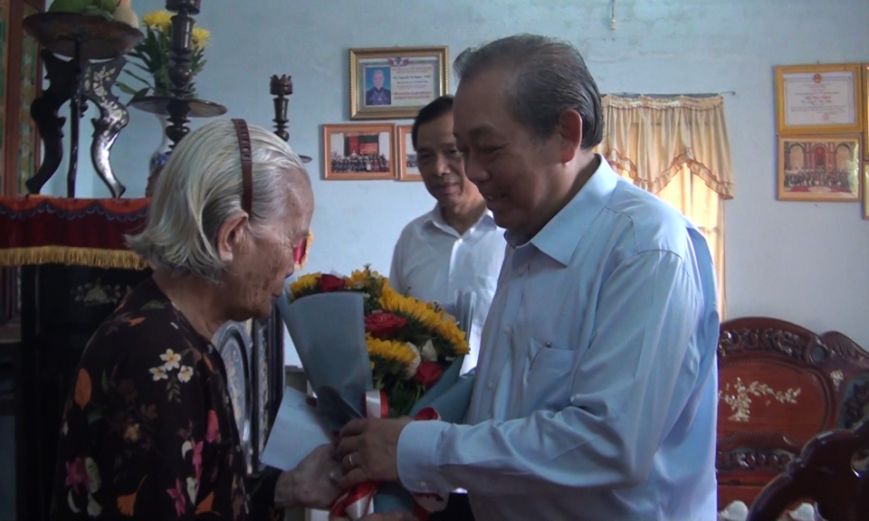 Phó thủ tướng thường trực Chính phủ đến thăm và tặng quà Mẹ Việt Nam anh hùng
