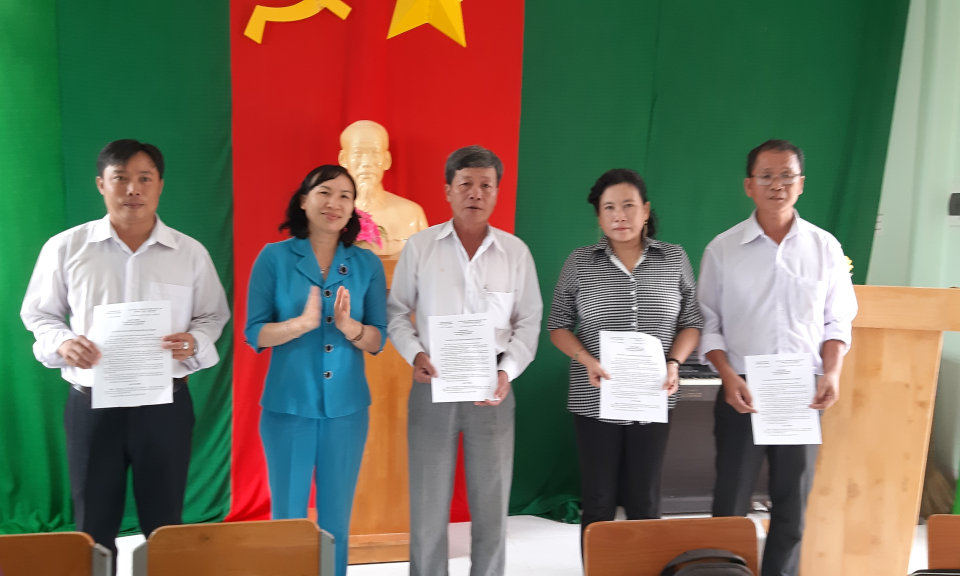 Tân Thạnh: Công bố quyết định sáp nhập trường tiểu học và trung học cơ sở Nhơn Hòa Lập
