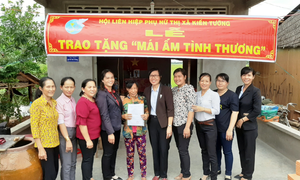TX Kiến Tường: Hội LHPN huyện Cần Giuộc đồng hành cùng phụ nữ biên cương