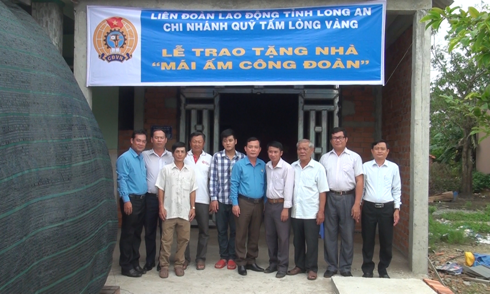 Đức Hòa: Trao tặng 2 mái ấm công đoàn cho công đoàn viên khó khăn về nhà ở