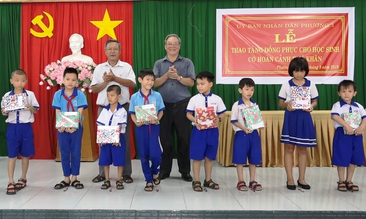 TX Kiến Tường: Trao tặng đồng phục cho học sinh có hoàn cảnh khó khăn