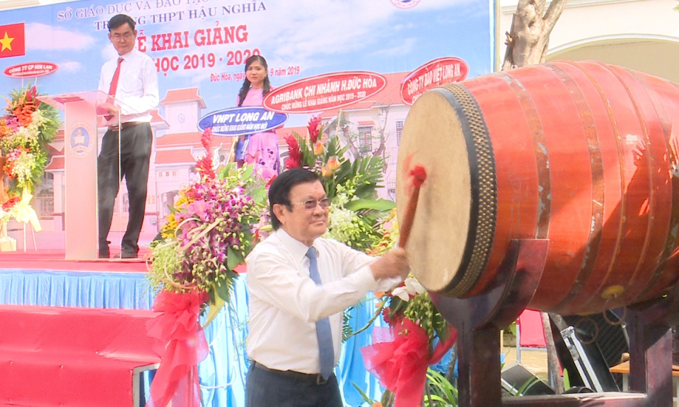 Nguyên Chủ tịch nước Trương Tấn Sang và Bí thư Tỉnh ủy Phạm Văn Rạnh dự khai giảng năm học mới
