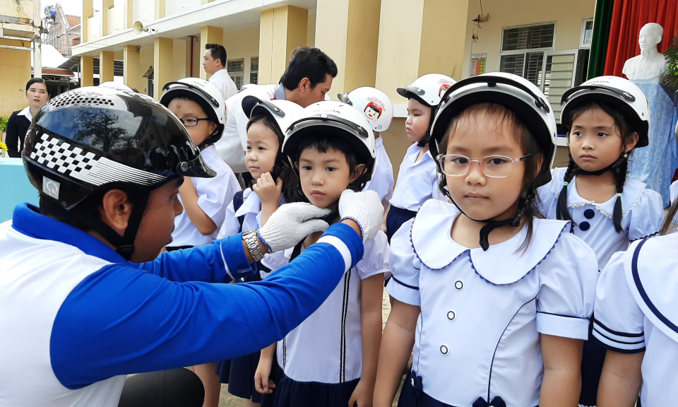 TP Tân An: Trao tặng 390 nón bảo hiểm cho học sinh vào lớp 1