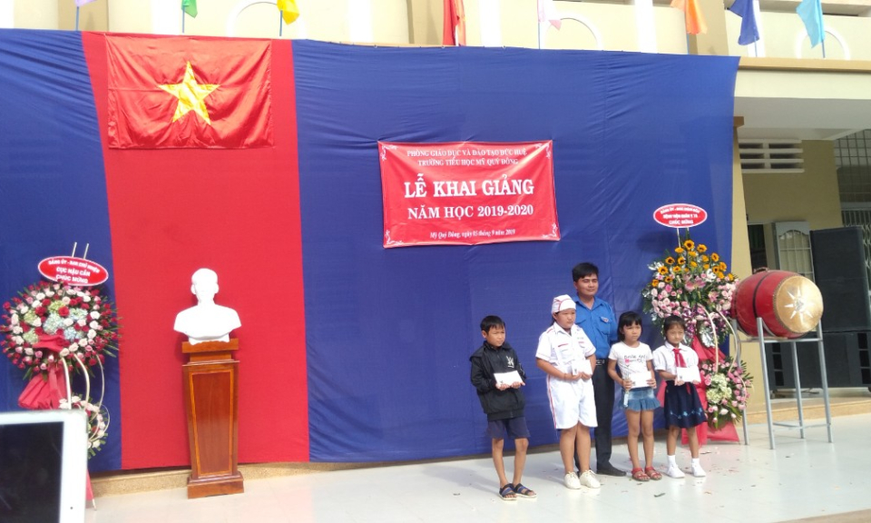 Đức Huệ: Tiếp sức đến trường cho các em học sinh nghèo vùng xa, vùng biên giới