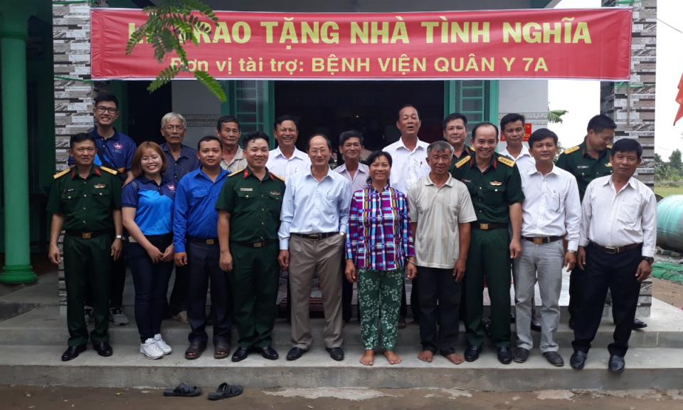 Bệnh viện Quân y 7A trao nhà tình nghĩa tại xã biên giới Mỹ Quý Đông
