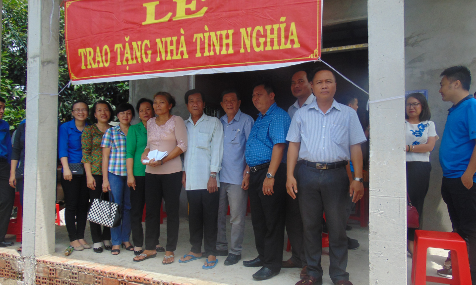 Châu Thành: Trao tặng nhà tình nghĩa, khánh thành cầu GTNT và khám bệnh cho người nghèo