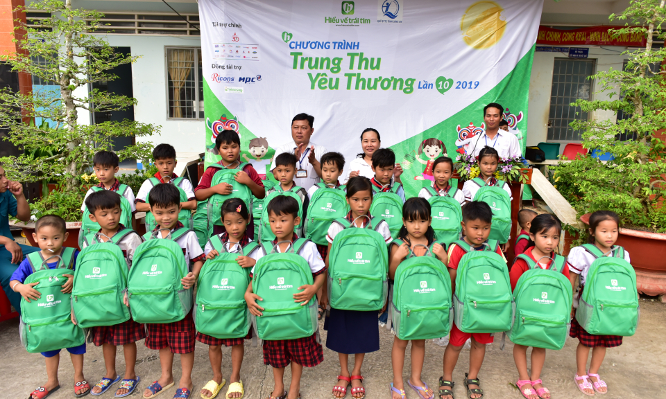 Tân Hưng: Quỹ Hiểu về trái tim trao quà trung thu cho học sinh xã Thạnh Hưng
