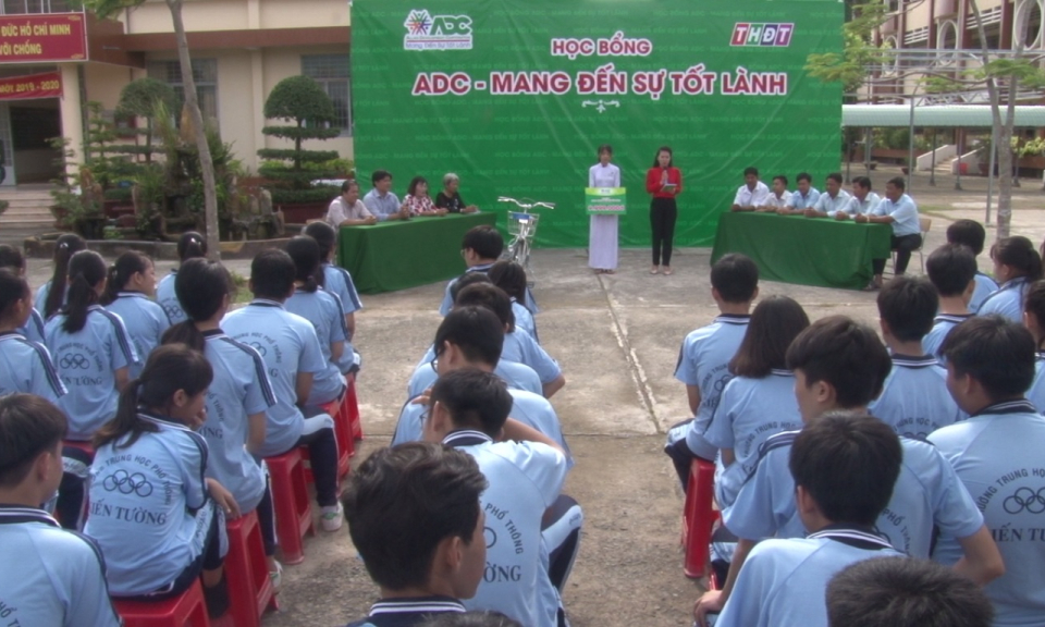 TX Kiến Tường: Trao học bổng ADC- Mang đến sự tốt lành cho học sinh nghèo vượt khó