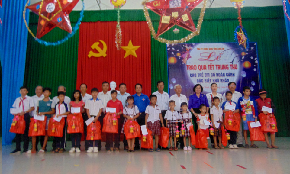 Tặng quà Trung thu cho trẻ em nghèo Châu Thành, Đức Hòa, Đức Huệ