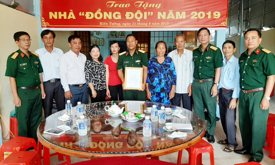 TX Kiến Tường: Bộ CHQS tỉnh Long An trao tặng nhà đồng đội
