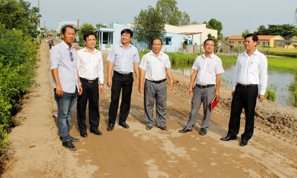 Lãnh đạo Cần Đước khảo sát đường đê bao Mỹ Điền công trình Về nguồn