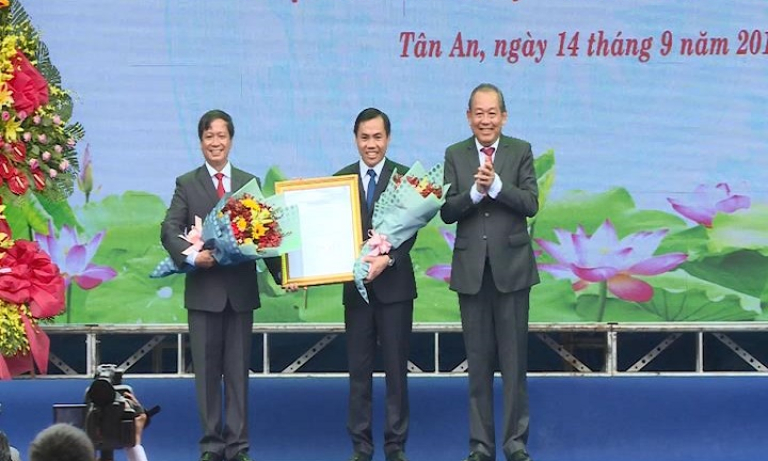 Thành phố Tân An công bố quyết định đô thị loại 2, đón nhận huân chương lao động hạng 2.