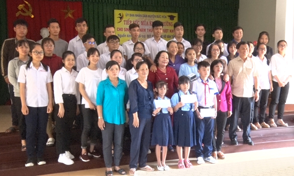 Đức Hòa: Tiếp sức mùa khai trường cho sinh viên năm thứ nhất vượt khó