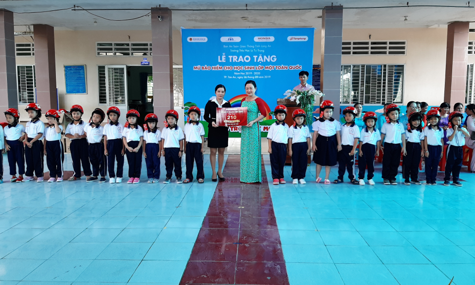 Trao tặng 210 mũ bảo hiểm cho học sinh tiểu học Trường Lý Tự Trọng