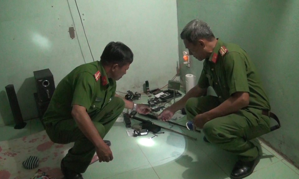 Đức Hòa: Phát hiện đối tượng tàng trữ nhiều tang vật nguy hiểm