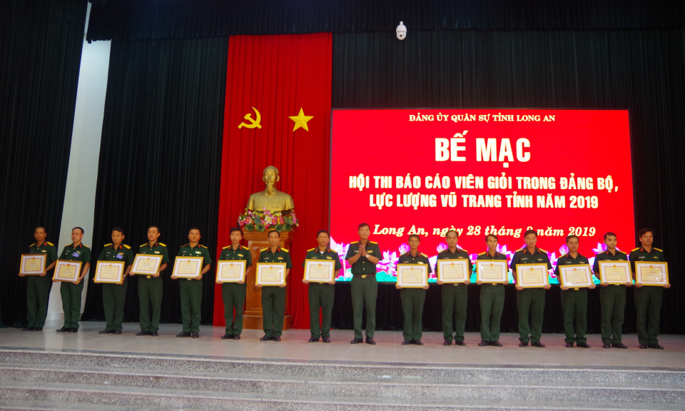 Gặp gỡ cán bộ chính trị làm Báo cáo viên giỏi