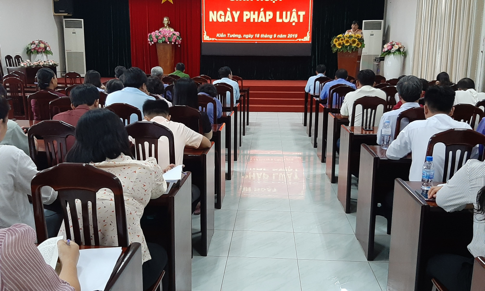 TX Kiến Tường: Tuyên truyền Luật giao thông đường bộ và Nghị định 46 của Chính Phủ