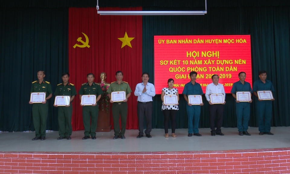 Mộc Hóa: Sơ kết 10 năm xây dựng nền quốc phòng toàn dân