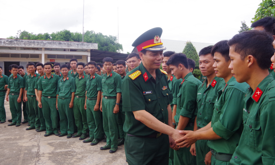 Quân khu 7 khảo sát các đơn vị , điểm dân cư đóng trên tuyến biên giới Long An.