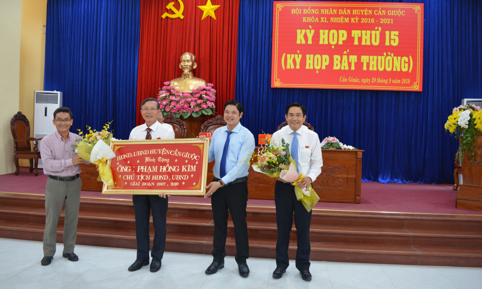 Ông Trần Thanh Phong được bầu giữ chức vụ Chủ tịch HĐND huyện Cần Giuộc khóa XI, nhiệm kỳ 2016-2021.