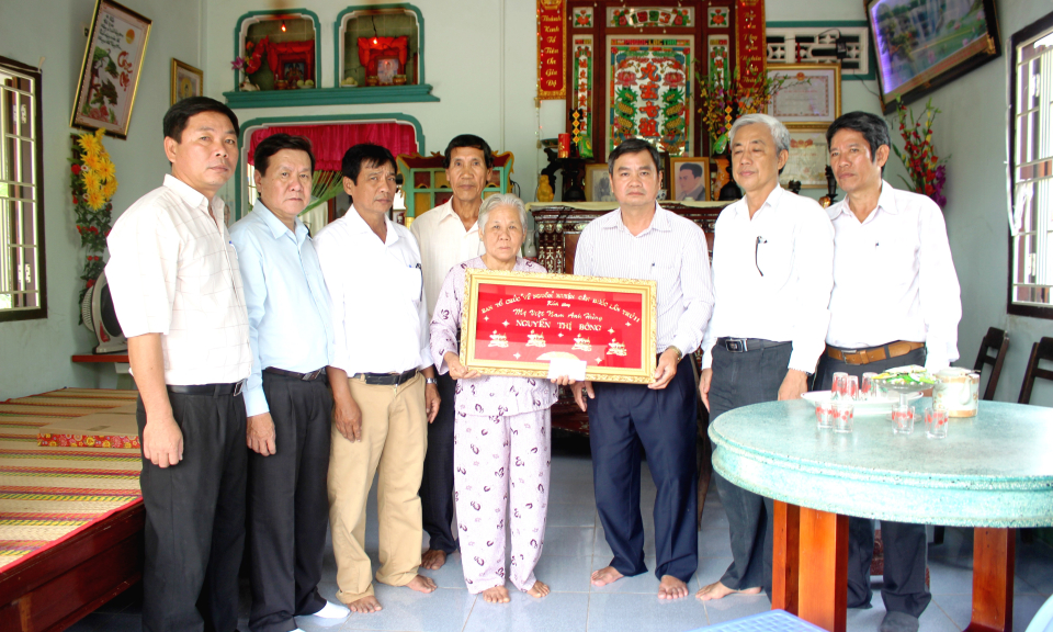 Lãnh đạo huyện Cần Đước tham gia hoạt động Về nguồn tại xã Long Hựu Tây
