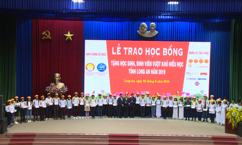 Công ty TNHH 4 Oranges trao 400 suất học bổng cho các em học sinh tỉnh Long An