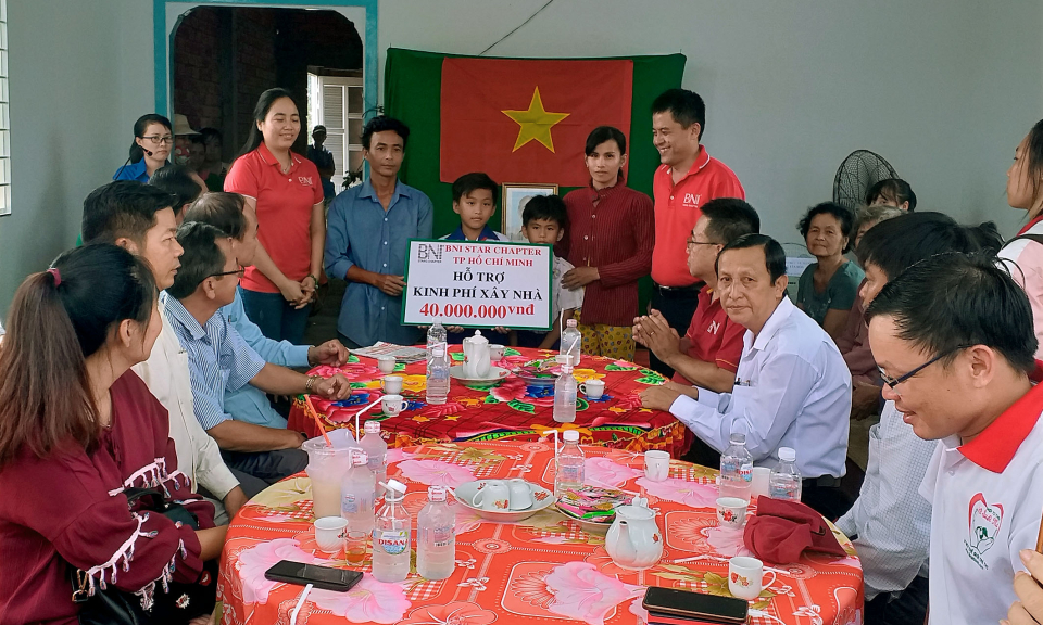 Tân Thạnh: Về nguồn trao nhà nhân ái tại xã Tân Hòa