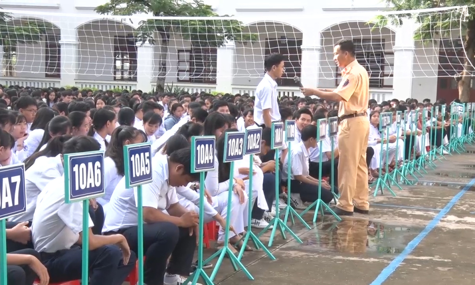 Đức Hòa: tuyên truyền về Luật giao thông đường bộ cho giáo viên và học sinh.