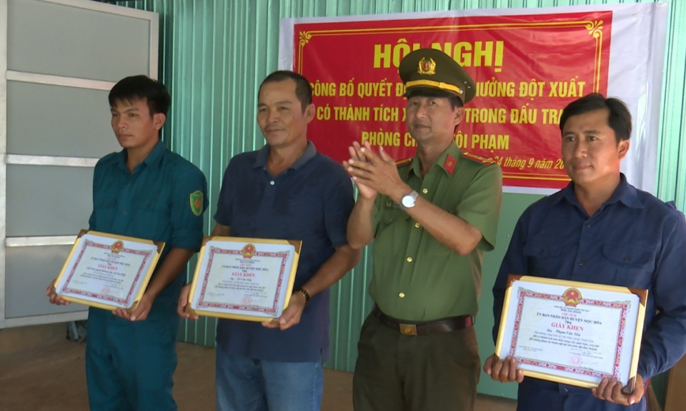 Công an Mộc Hóa trao giấy khen người dân có thành tích trong truy bắt đối tượng tội phạm
