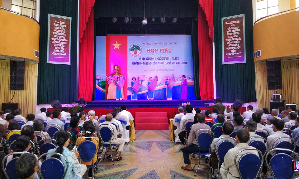 Họp mặt kỷ niệm Quốc tế người cao tuổi 1/10