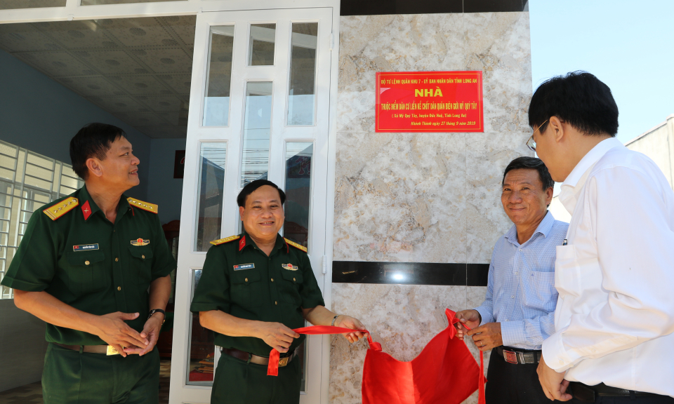 Đức Huệ : Bàn giao nhà trong Điểm dân cư liền kề chốt dân quân biên giới