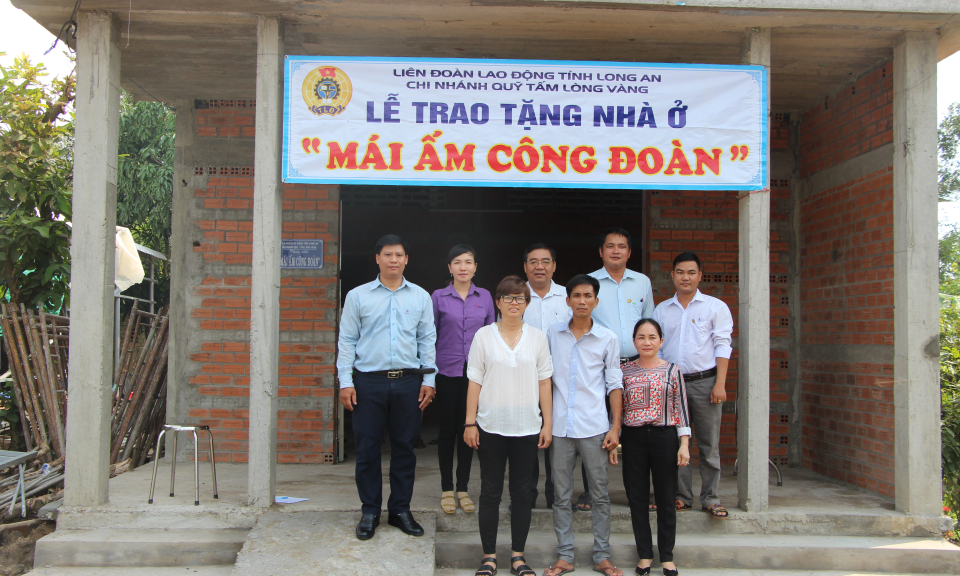 Thủ Thừa: Trao tặng mái ấm công đoàn
