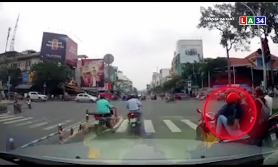 Camera nóng | Mẹ &#8220;bỉm sữa&#8221; với kiểu cho con bú trên từng cây số