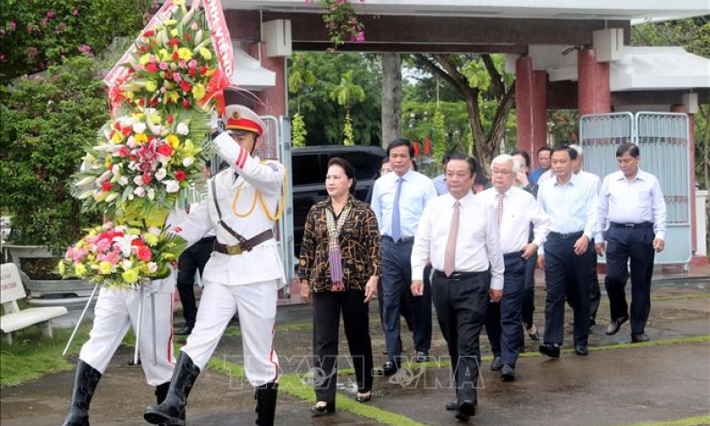 Chủ tịch Quốc hội dâng hương tại Khu Di tích cụ Phó bảng Nguyễn Sinh Sắc