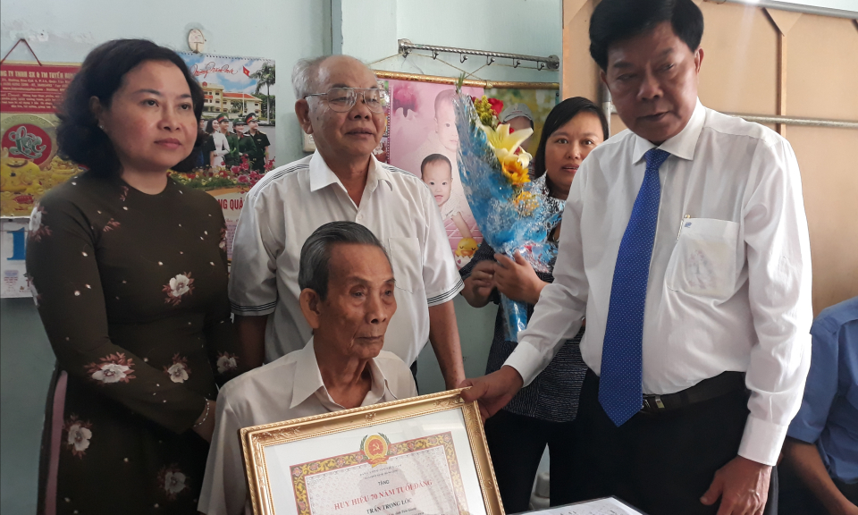 TP Tân An: Trao tặng huy hiệu 70 năm tuổi Đảng cho đảng viên Trần Trọng Lộc