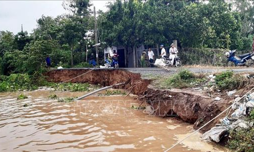 Sông Hậu sạt lở, &#8216;ngoạm&#8217; 1/2 mặt đường với chiều dài khoảng 10m