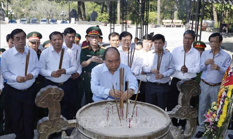 Thủ tướng Nguyễn Xuân Phúc dâng hương tưởng nhớ các Anh hùng Liệt sỹ tại Quảng Trị