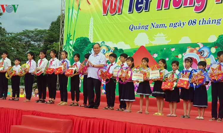 Thủ tướng vui hội Trung thu với thiếu nhi ở vùng “rốn lũ” Quảng Nam