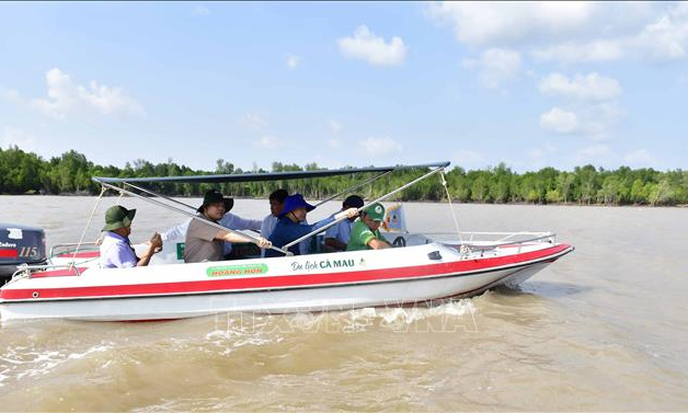 Bộ trưởng Nguyễn Xuân Cường kiểm tra tình hình sạt lở tại Cà Mau