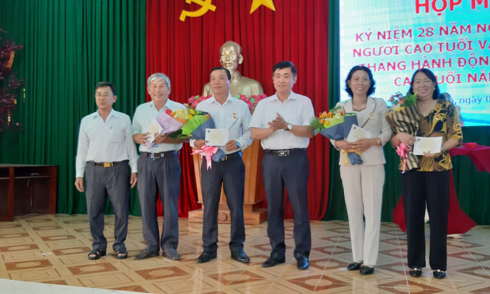Tân Thạnh: Họp mặt kỷ niệm 28 năm ngày Quốc tế Người cao tuổi