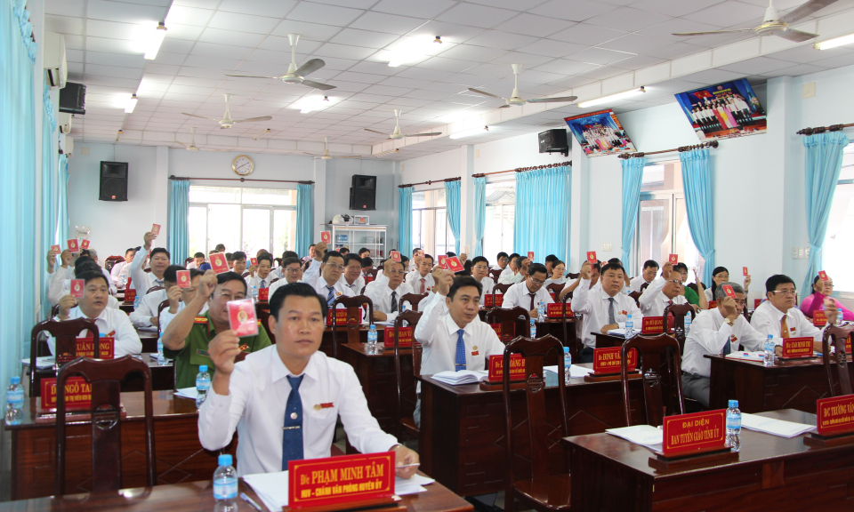 Hội nghị Ban chấp hành đảng bộ huyện Thủ Thừa lần thứ XVIII, khóa XI, nhiệm kỳ 2015-2020.