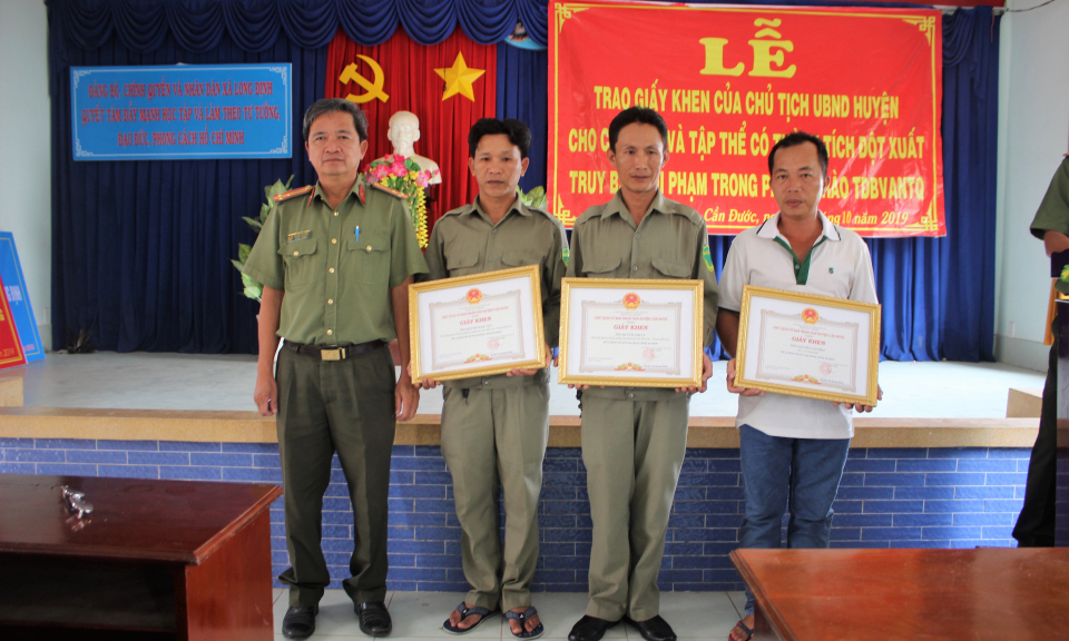 Cần Đước: Trao giấy khen đột xuất trong phòng, chống tội phạm tại xã Long Định