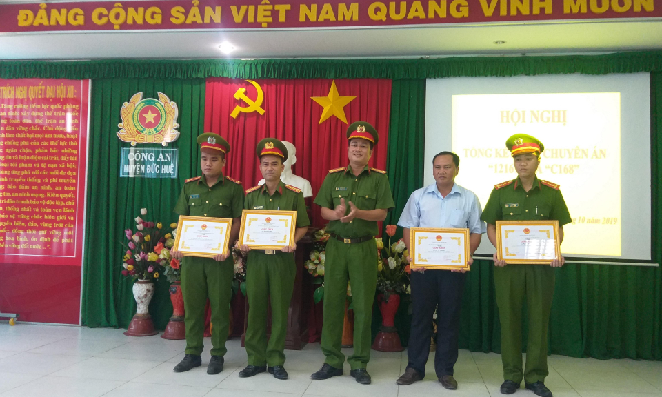 Đức Huệ: Trao tặng giấy khen cho các tập thể và cá nhân có thành tích xuất sắc trong đấu tranh các chuyên án