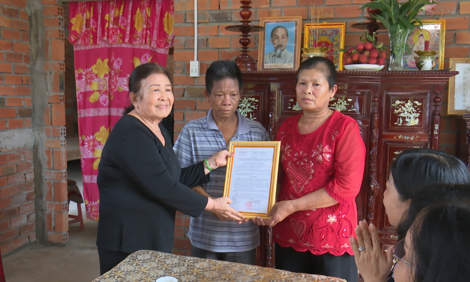 Nguyên Phó Chủ tịch UBND tỉnh Trần Thị Sửa trao nhà tình nghĩa tại huyện Mộc Hóa